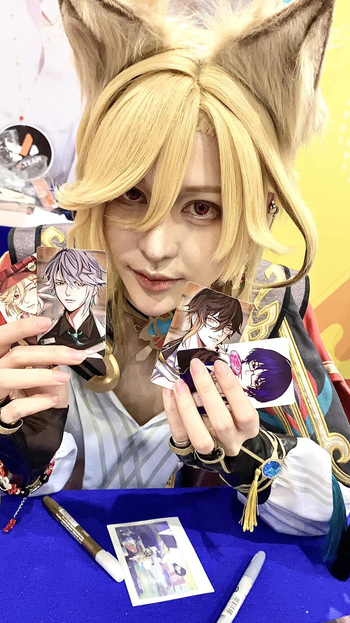 Djharuharuka hold Loading Gau Gau's photocard